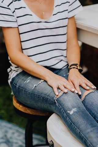 特写时尚细节-时尚年轻女性