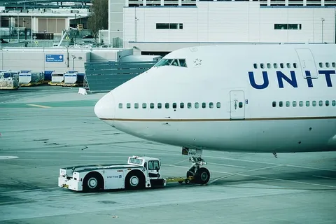 机场、飞机、人员、交通、车辆、航空公司、跑道、集装箱货车 机场、飞机、人员、交通、车辆、航空公司、跑道、集装箱货车