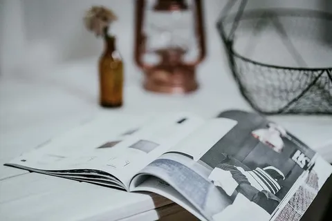 白色桌子上有一个石蜡灯的杂志