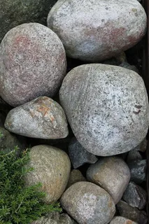 圆形,石头,石头,灰色,圆形,绿色,石头-物体,没有人 圆形,石头,石头,灰色,圆形,绿色,石头-物体,没有人