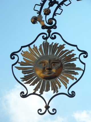 餐具柜，盾牌，餐厅，酒馆，铁匠，太阳，黄金，熟铁