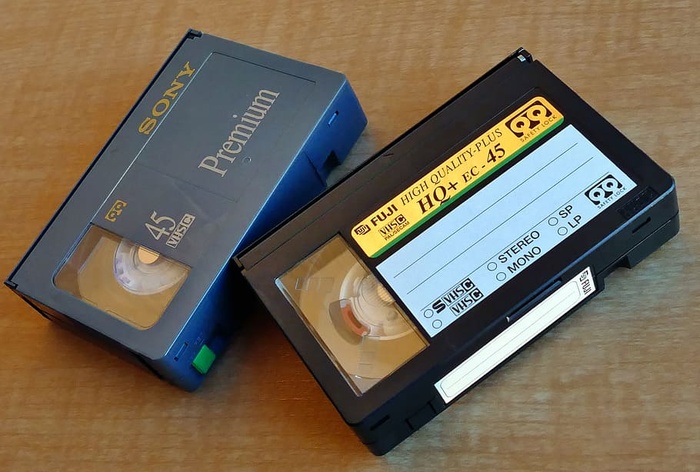 两盘，灰色，索尼，富士盒式磁带，棕色，木质，表面，vhs