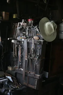 灰色牛仔帽和机械工具