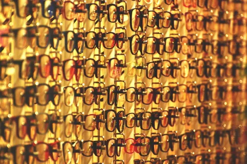 眼镜架特写照片