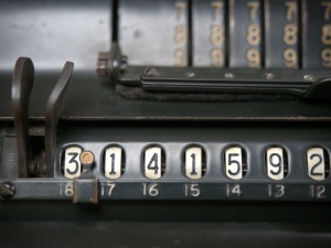 黑色，模拟仪表读数3141592，年份，计算器，pi，计算，计算，计算