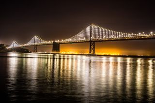 夜间水体上方的灯光桥