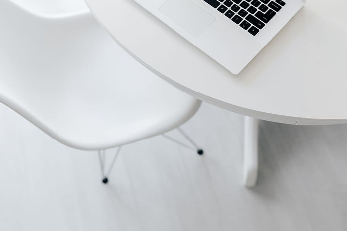 在家里桌上放着笔记本电脑的工作场所