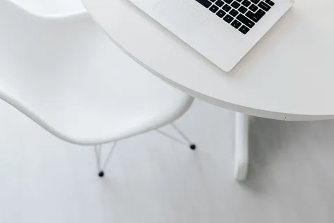 在家里桌上放着笔记本电脑的工作场所