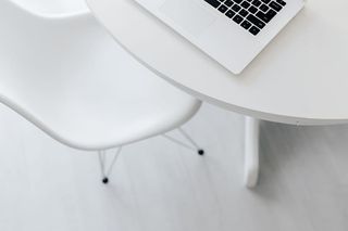 在家里桌上放着笔记本电脑的工作场所