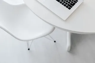 在家里桌上放着笔记本电脑的工作场所