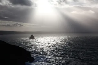 波涛汹涌的大海，阳光，阳光，水，大海，天空，自然之美，风景-自然