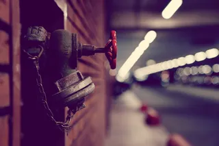 黑色和红色阀门的特写照片