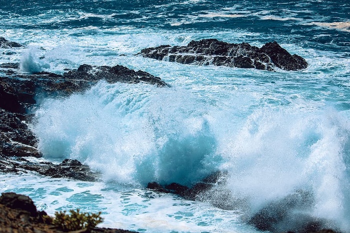 海浪和岩石