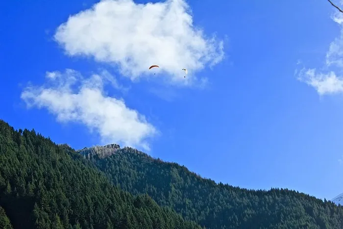 天空潜水员，山顶，高山，自然，树木，天空，降落伞，云朵