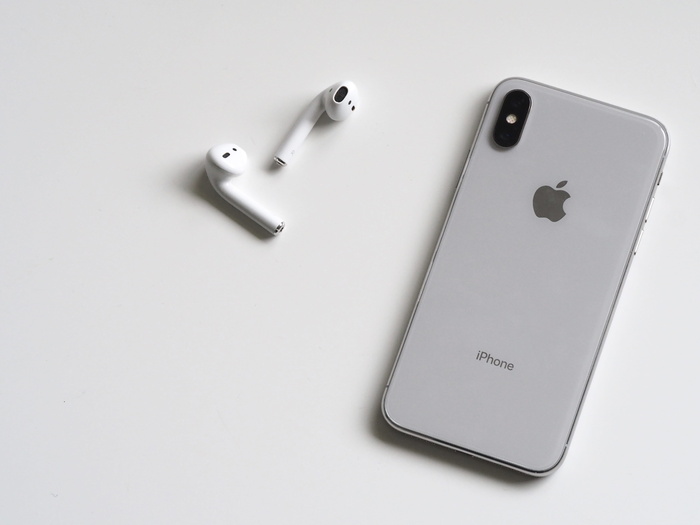 银色iPhone X和苹果耳机