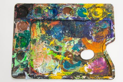 各种颜色的油漆托盘，范围，工具，画家，拇指孔，水井，到彩色照片，区域