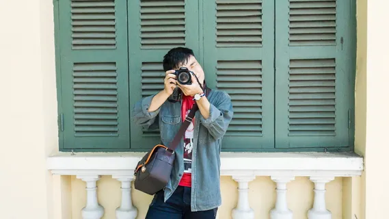 男子使用单反相机拍照