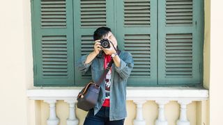 男子使用单反相机拍照