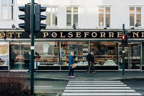 两个人走在大楼附近