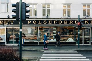 两个人走在大楼附近