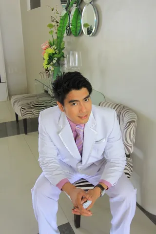 男人，白人，西装，坐着，灰色，椅子，摆姿势，照片