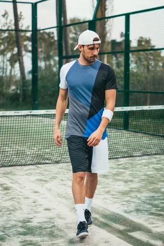 身穿蓝色、灰色和黑色圆领衬衫的男子