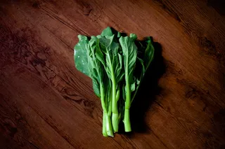 桌上的绿色蔬菜