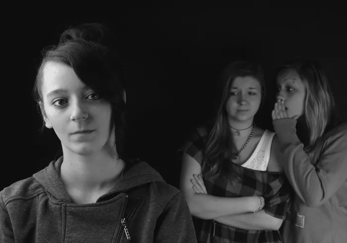 灰度摄影，女人，黑色，夹克，八卦，女孩，团体，肖像