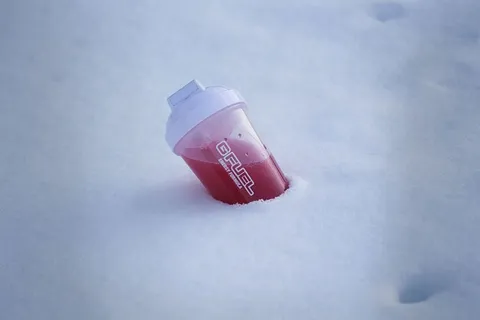 冰上的白色透明运动瓶 冰上的白色透明运动瓶