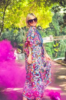 站在街上冒着紫烟的女人