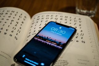 书本上的黑色Android智能手机