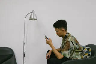 坐着，年轻人，抱着，一人，室内，四分之三长，交流，年轻人