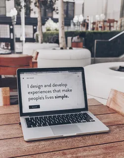 黑白笔记本电脑