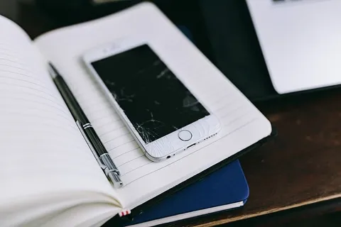 优雅的工作空间，配备Macbook、iPhone、名片和笔记本电脑