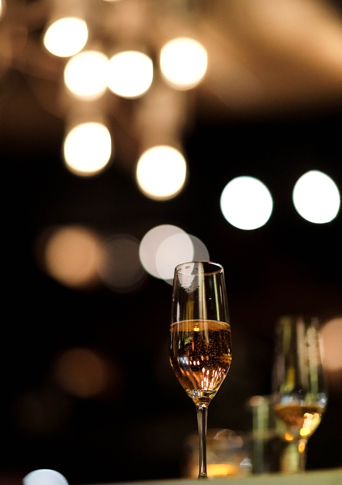 盛满液体的香槟酒杯