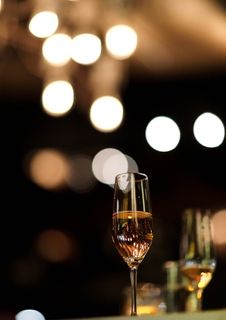 盛满液体的香槟酒杯