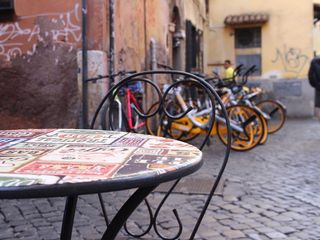 桌子，街道，城市，旅行，椅子，户外，旧的，酒吧