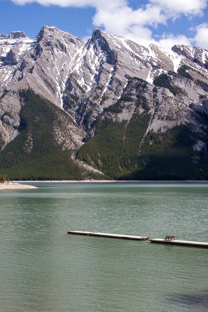 加拿大，班夫，野餐桌，码头，树木，整洁，户外玩耍，山脉