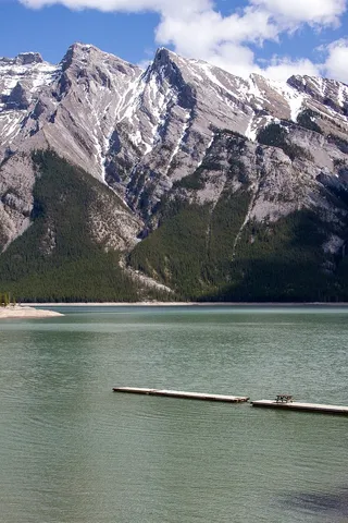 加拿大，班夫，野餐桌，码头，树木，整洁，户外玩耍，山脉