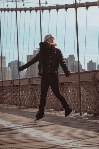 女人跳跃，服装，衣服，人，人，扶手，扶手，外套