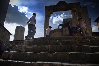 人，人，废墟，户外，扶手，栏杆，考古学，前方的暴风雨