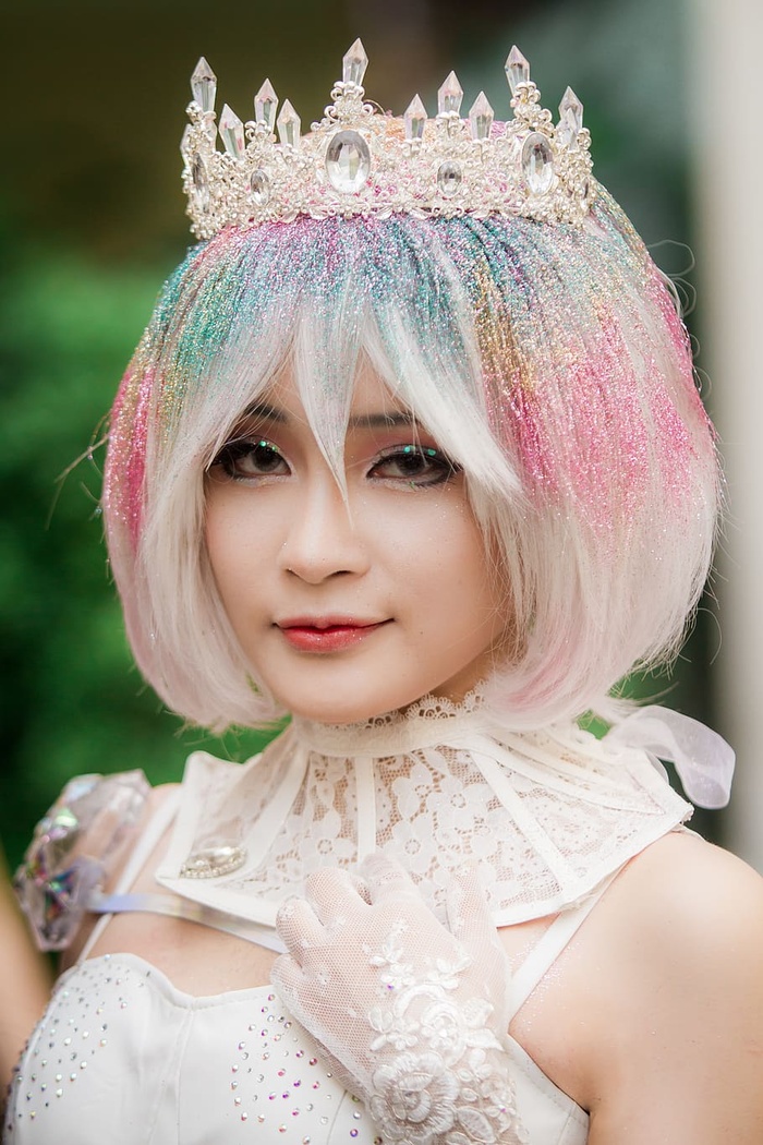 戴着闪闪发光的头发和头饰的女人