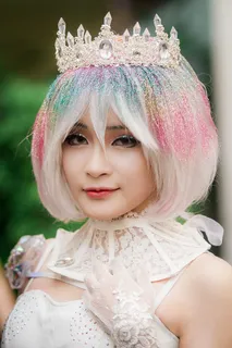 戴着闪闪发光的头发和头饰的女人