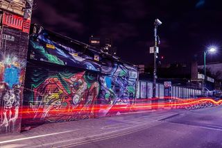 Shoreditch街道上的红绿灯痕迹