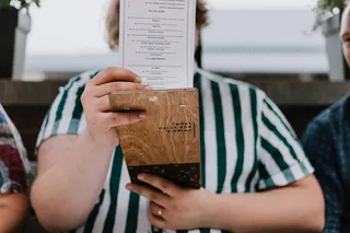 拿着书的人，人，人，文本，手指，餐馆，饮料，啤酒
