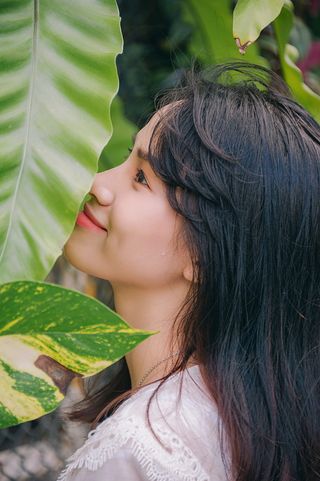 穿白色上衣的女人