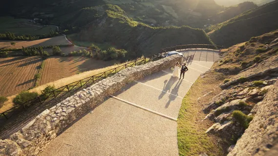 男人,攀爬,楼梯,旁边,山,婚礼,婚姻,太阳 男人,攀爬,楼梯,旁边,山,婚礼,婚姻,太阳