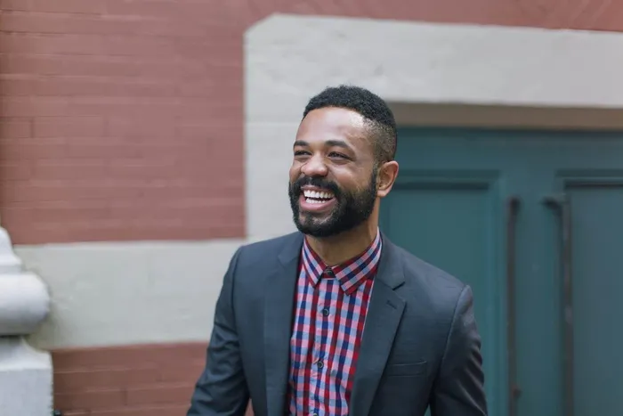 身穿黑色凹口翻领西装夹克的男子