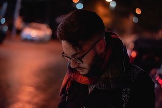 在选择性聚焦摄影中戴眼镜的男子