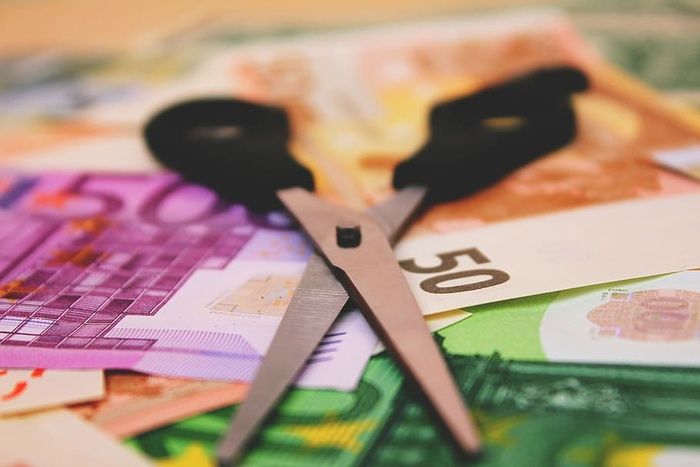 现金、纸币和剪刀